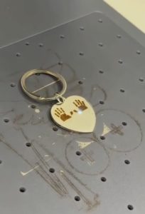 هک طرح با لیزر روی آویز